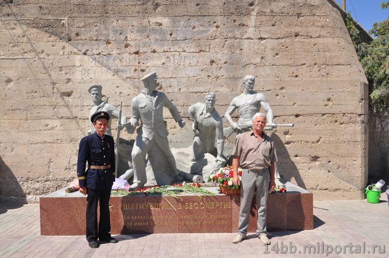 На фото у памятника А.Бондаренко и Ю.Гридасов.